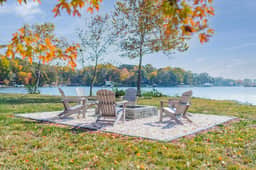 Luna's Lake Life